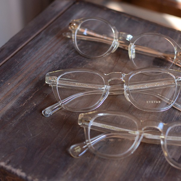 フレームが透明なメガネ